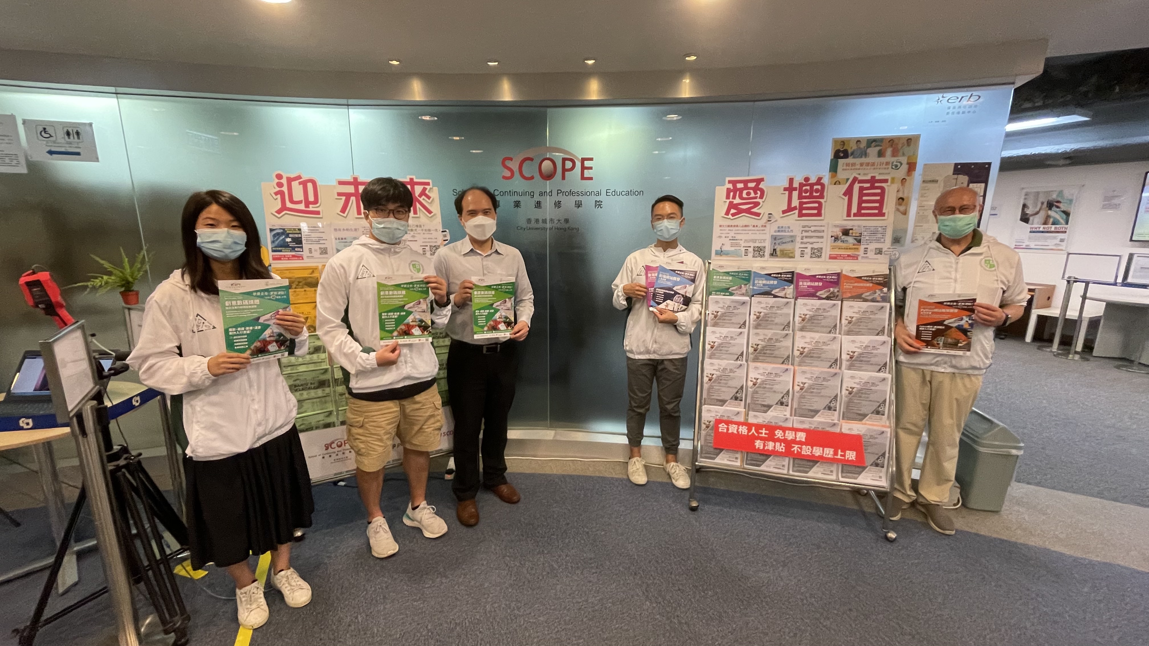 課程顧問及教職員Raymond（右一）、Tim（右二）及
Ray（右三），與畢業生Sarah（左一）及Luca（左二）
均認為IT界前途一片光明。
