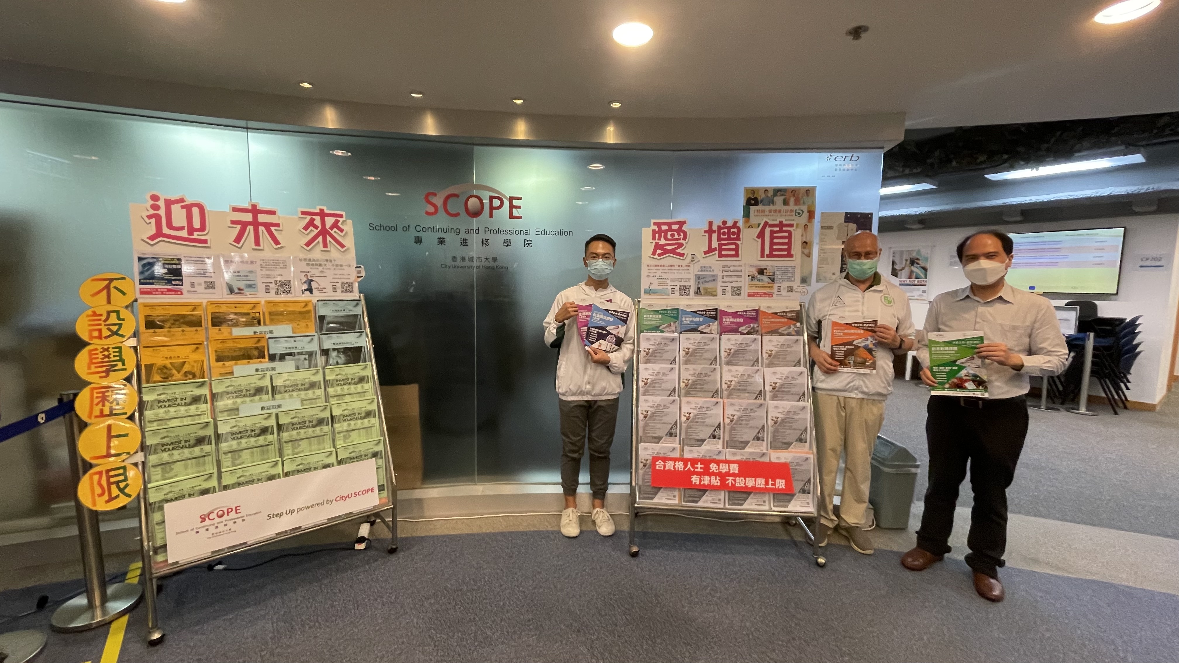 教職員Tim（左）、Raymond（中）及Ray（右）對教
學充滿熱誠。