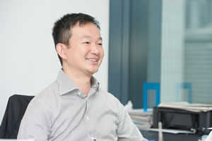 作為兩岸四地第一位「出櫃」的政治人物，慢必坦言沒想過大肆宣揚，卻在無形中成了同志平權的代言人。