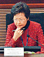 林鄭月娥指部分行業招聘困難，勞工處每月也有十萬個職位空缺，希望和勞工界務實處理，在不影響本地就業和工資之下補充勞工。