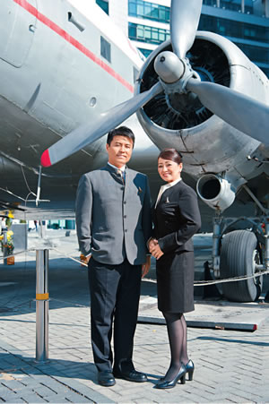 廖士堯高級機艙事務長(左）、Jigs Abiera 機艙服務部表現及發展主任(右）