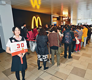 活動當日深受市民熱烈支持，餐廳門外大排長龍。然而，排隊秩序井然，活動得以順利完成。