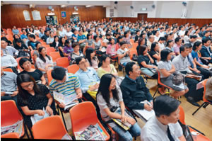 家長擔心子女入讀幼稚園及小學的升學前途，踴躍參加升學講座。