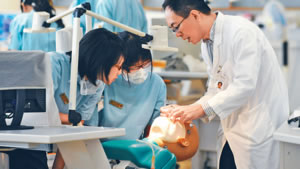 港大牙醫學院為準牙醫提供專業訓練。