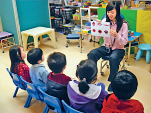 香港言聽中心每年有近五六百宗新症。中心為小朋友提供發音訓練，提升他們的口肌能力。