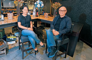 香港著名牛肉批發商鮮運食品「永利凍肉」掌舵人鄺大華 ( 右 ) 及其女兒鄺文蕊。