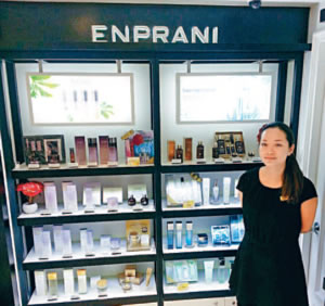 每當員工成功介紹合適產品給顧客後看見每一位顧客都是掛著笑容離開,這就是當美容顧問的最大滿足感。