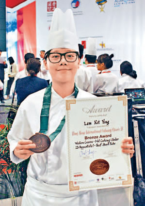 Bandai憑着個人努力和同事的支持,獲得「香港國際美食大獎」二十五歲以下學徒:牛小排組別銅獎。