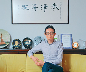 「且看紐約及倫敦等大都市,成熟的金融體制造就文化、藝術生活的發展。金融及藝術兩者絕不是互相排斥;相反,它們有着不可分割的互補關係。我深信香港亦朝向這方向發展。