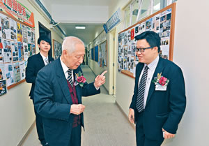 黎嘉恩常回母校樹仁大學參加活動,與校監胡鴻監關係甚佳。