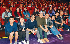《哪一天我們會飛》大受觀眾歡迎，一眾演員到戲院謝票。