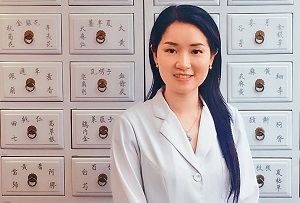 近年愈來愈多市民開始認同中醫藥治療的成效,同時不但不再只信任年邁的男醫師,對女醫師亦有了信心,楊明霞便是一個好例子。