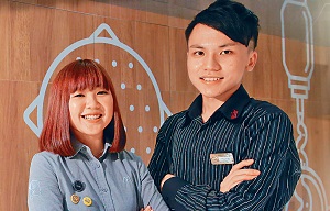 左:Judy 生產品管部門經理, 右:智鴻 McCafé 助理經理