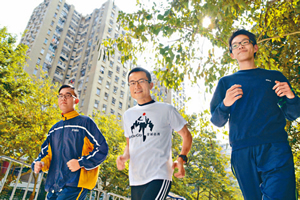 張亮(中)是社會企業「全城街馬」的創辦人之一。