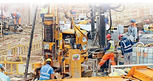 謝子華指，因工程量下跌，對文職及專業工程人員的需求減少，但前綫工人人手仍然短缺。