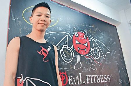 曾海坤兩年多前在荃灣開辦泰拳拳館Devil Fitness,以自己作「生招牌」,證明不節食也能保持身形,並將拳館建立成一個「家」。