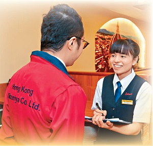 Stella 入職薩莉亞當兼職時，完全是外行，在店長親身指導下，她逐步掌握每個環節。