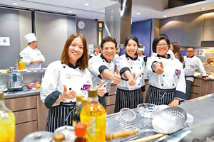 嘉華國際舉辦了內部的「廚神大賽」,同事努力為所屬部門隊伍落力打氣,氣氛緊湊而熱鬧。