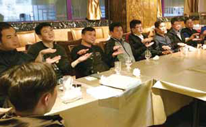合資格員工正在參與「晉升副部長課程」。