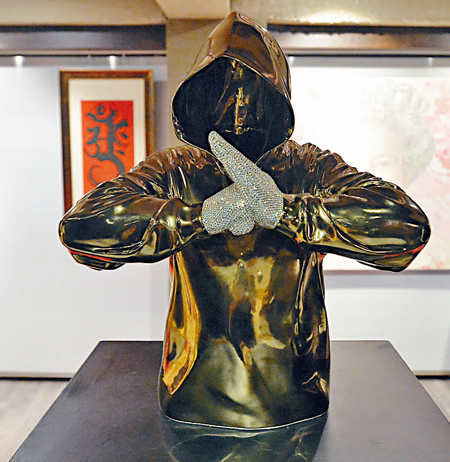 Platform d’Art的工作室裏放滿珍品,這個披上Hiphop外套、抱拳的雕塑,可謂中西合璧。