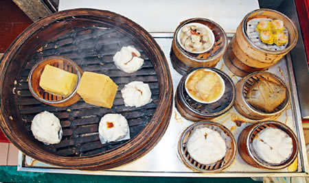 波記咖啡所售點心以人手製作、新鮮和美味作賣點,阿茵指燒賣是人手逐粒切的、腸粉即叫即製,完成後立即送上枱。