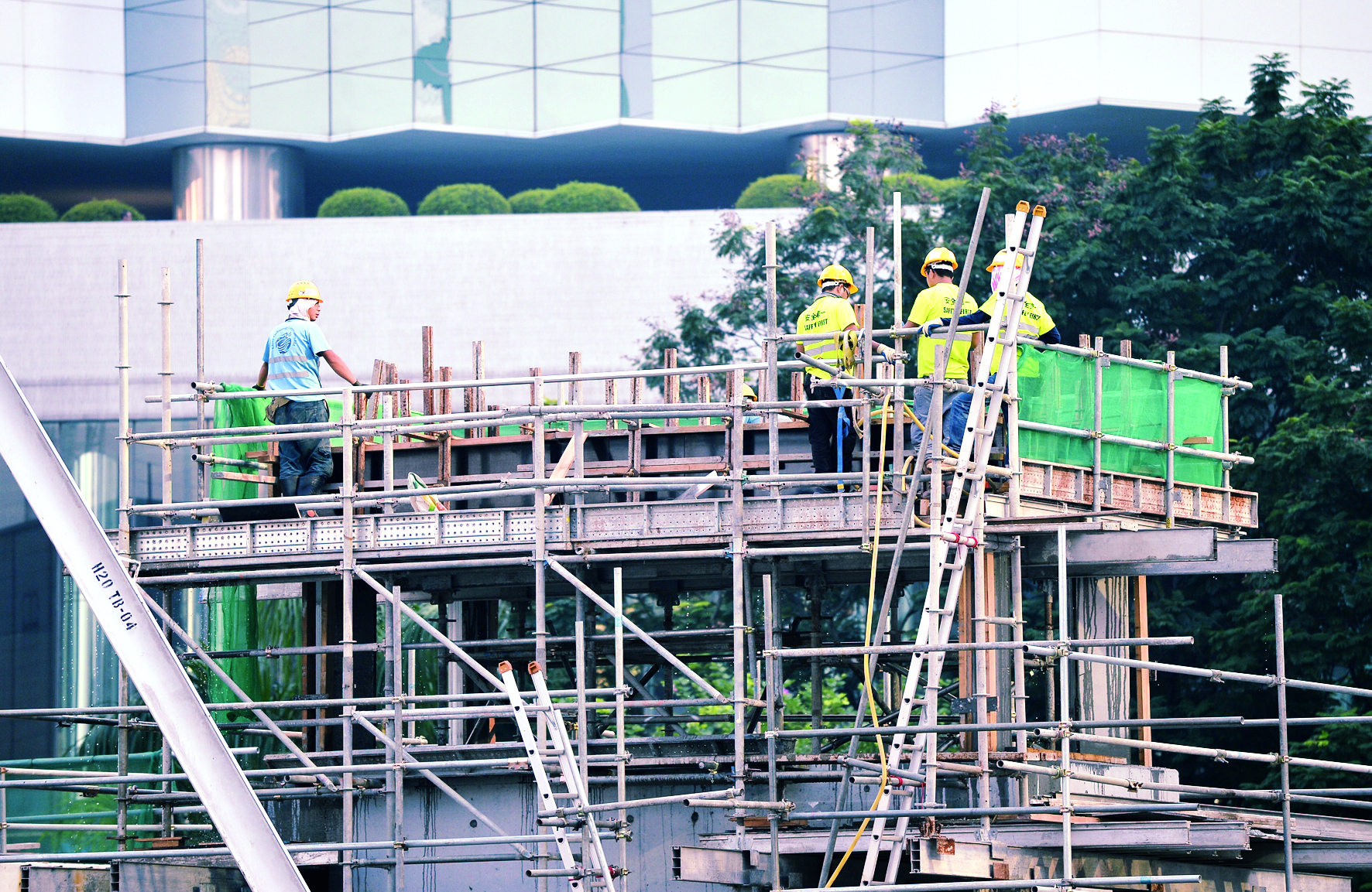 因應龐大基建工程和大型公屋項目的增加,建造業人士不愁工作和升職機會。