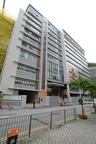有立法會（教育界）議員認為，「自資學券」政策能夠即時紓緩數以萬計學生捱貴學費的問題。