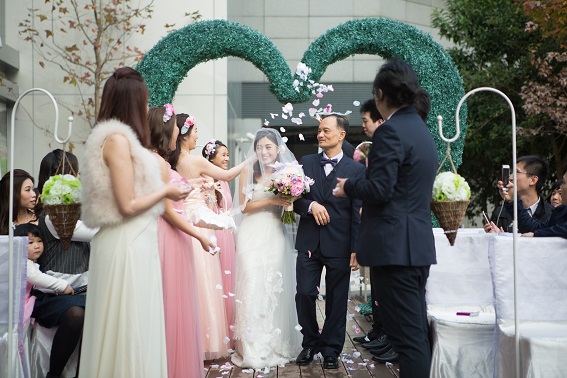 婚嫁市場蓬勃,有調查指,去年新人平均花費約三十萬元籌備婚禮,婚嫁市場每年潛在收益達一百五十億元。