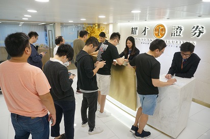 股市交投暢旺，多個中資&#21173;商來港「搶食」，掀起行內「挖角潮」。