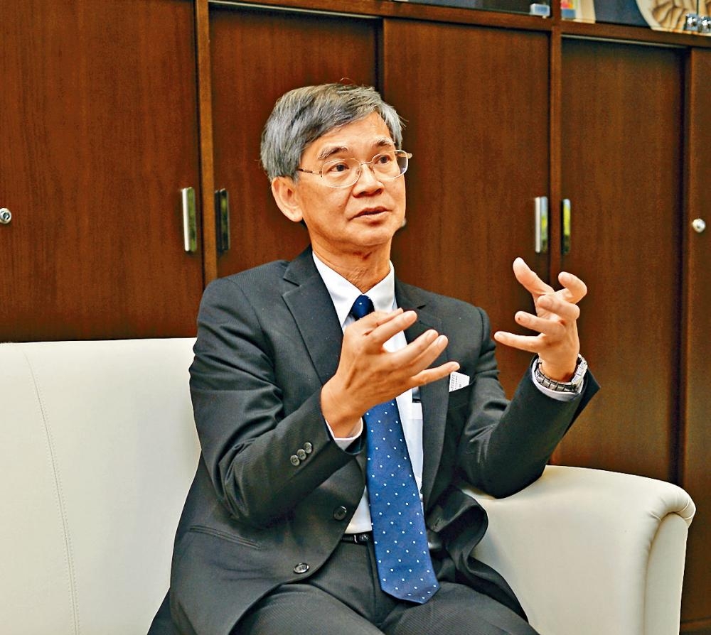 勞福局局長羅致光正考慮,維持長服金及遣散費現有的計算方法。