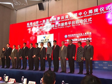內地-香港聯合調解中心、深圳的仲裁機構及商會與深圳前海合作人民法院共同成立了世界首個國際商事調解對接訴訟中心。