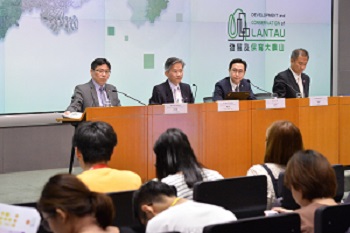 除了制定政策外,AO亦需要向公眾和傳媒講解政策。