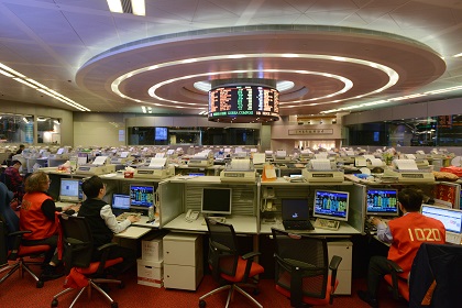 受惠股票市場暢旺,於跨國銀行任職投資分析員及企業融資顧問,月薪可達五萬至八萬元。
