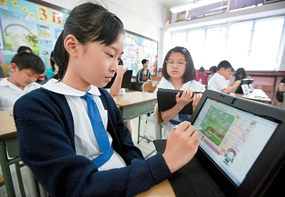 不少中小學積極推行電子教學,印刷商紛紛出招,推出智能化教材。
