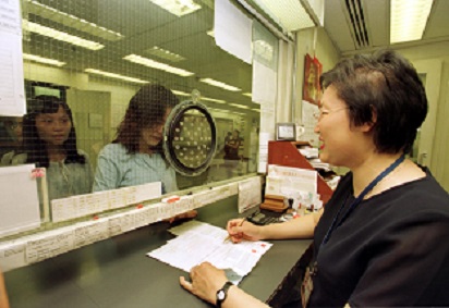 助理文書主任的工作包包括在各部門的前綫櫃台服務市民。
