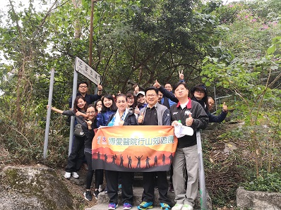 彭少衍發起每月一次的董事局行山團,增進成員關係。