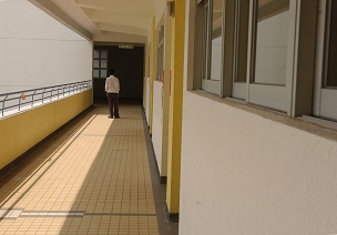 陳老師擔心事情會引起年輕老師和年長老師之間的摩擦,令同事討厭。