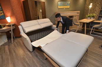歐化近年引入更多多功能傢俬,包括沙發牀、升降茶几等。