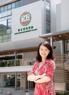 恒生管理學院供應鏈管理工商管理(榮譽)課程總監黃惠虹博士指,畢業生的薪酬比去年提高了一成,亦有畢業生工作四年已晉升成為管理層。
