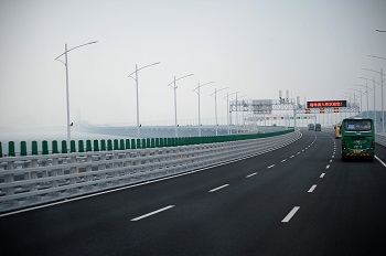 負責接載乘客往返港珠澳的司機,需要擁有香港、內地及澳門等三地牌照,若欠缺其中一地的牌照,便不能行駛往返三地