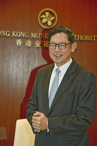 金管局在2014年推出專為香港私人財富管理從業員而制定的「優化專業能力架構」。圖為該局總裁陳德霖。