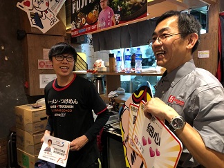 阿聰獲得Michael(左)的讚賞,笑逐顏開。