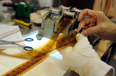 資料館技術員將菲林電影進行修復,也要檢查菲林、分辨菲林各種的損毀。