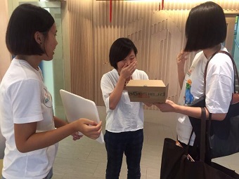 趙老師(中)接到讚外賣時,驚喜不已。
