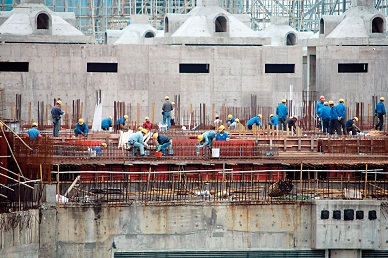 本港的建造項目繁多,政府預留二億元撥款擴大建造學徒計畫,亦鼓勵推動工程監督系統數碼化。