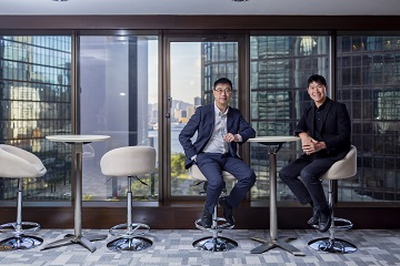 (左起)香港大學專業進修學院金融商業學院署理總監楊仕名及副總監陳耀光博士。