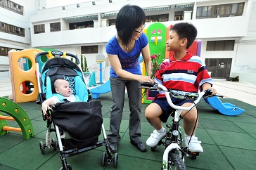 《預算案》擬對「鄰里支援幼兒照顧計畫」(下稱照顧計畫)增加撥款,預料涉及每年約五千二百萬元額外經常撥款,以加強社區保母的訓練,改善服務質素。