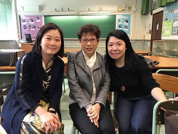 香港輔導教師協會副主席冼雅琳(左)提醒,學生於放榜當天可帶備聯招課程志願的影印本,向校內升學輔導老師詢問改選意見。