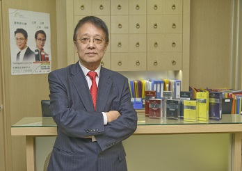 髮再生創辦人黃創安研「髮」多年,近年聘用代言人及以「無強逼消費」為噱頭宣傳。