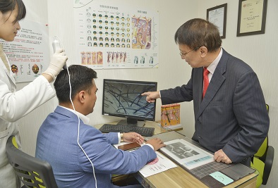 顧客每次到店,髮再生員工均會進行頭髮檢查。